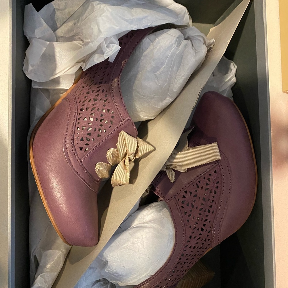 Hinge ( Designed In Seattle) Berry Bootie Size 7 M - image 3